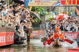 一年五冠！赛前曼城众将与5座冠军奖杯合影